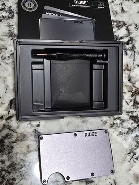 RIDGE Slim RFID Wallet in Metallic Gray